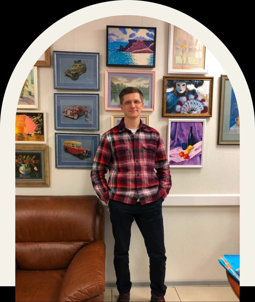 Фищук Сергей на фоне картин