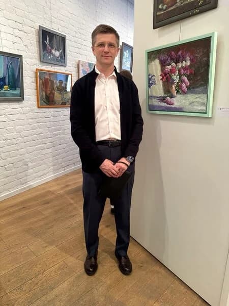 Фищук Сергей на фоне картин